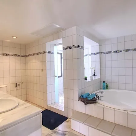 1080 - Golden Jacuzzi Marbella