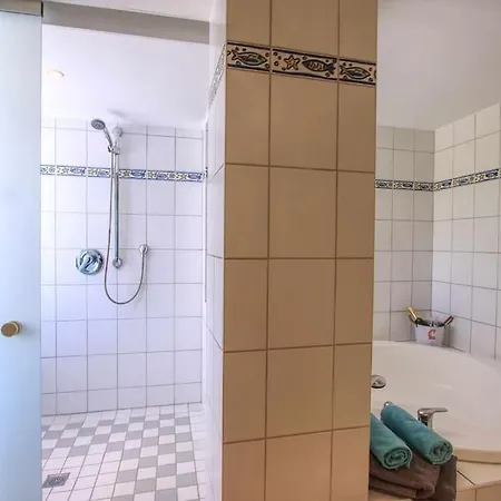 1080 - Golden Jacuzzi * 마르베야