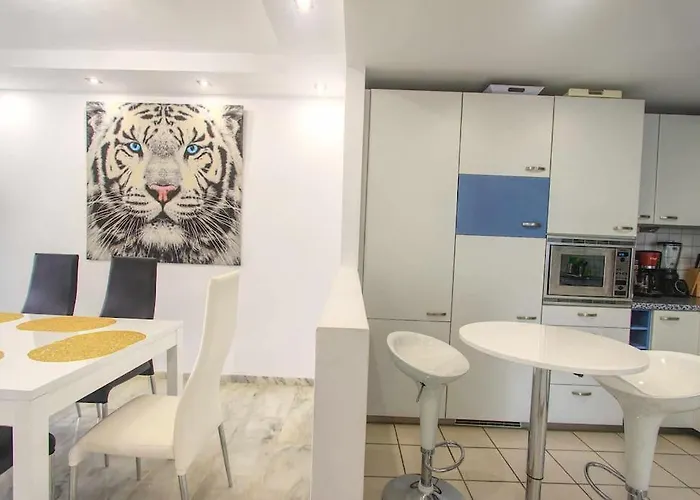 1080 - Golden Jacuzzi Marbella