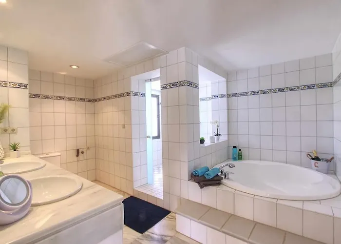 1080 - Golden Jacuzzi Marbella